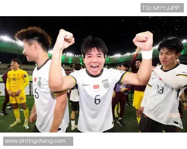 足球助威新风尚：多样化助威形式提升球迷热情与球队士气